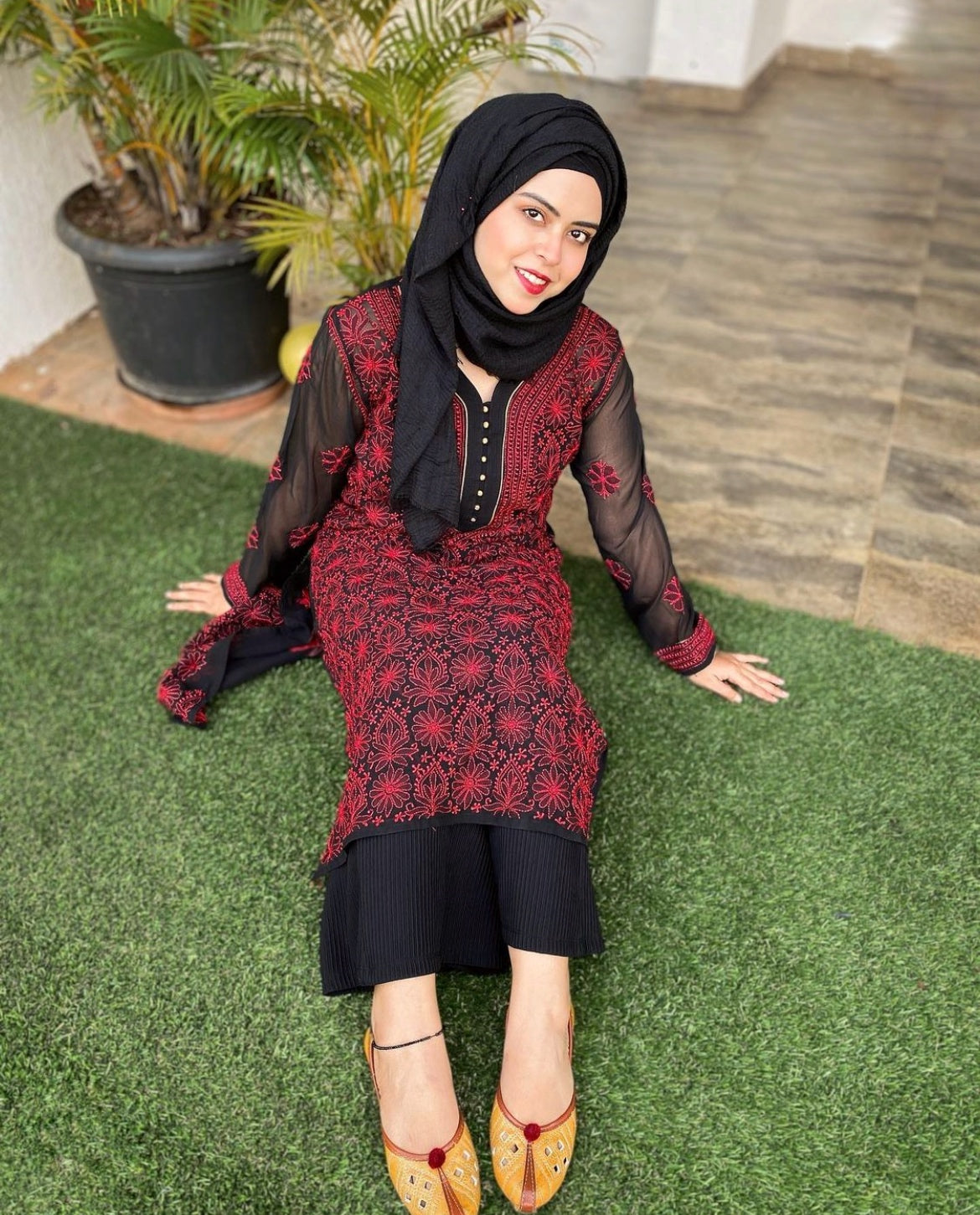 Saba Ka Jahan - Black & Red kurti