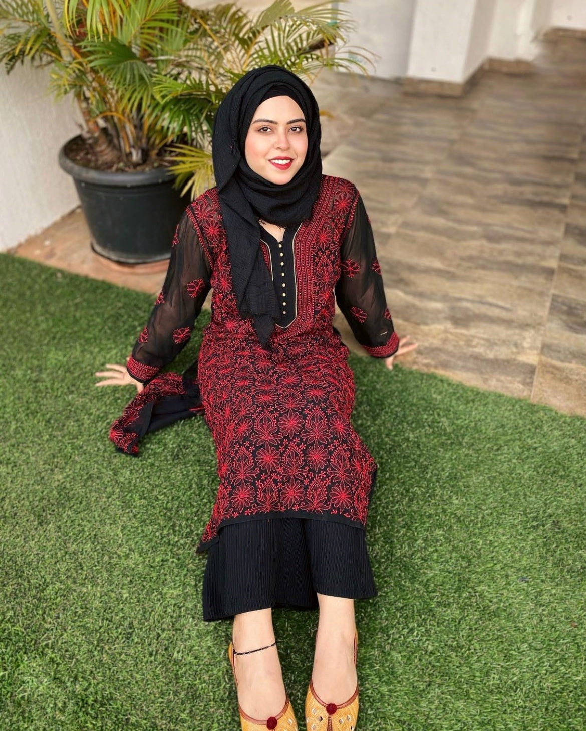 Saba Ka Jahan - Black & Red kurti